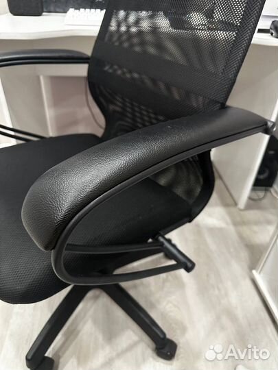 Компьютерное кресло офисное черное