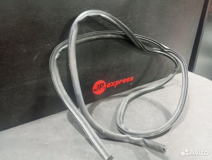 Уплотнитель капота Bmw 5 F11 N52B25AF 2010