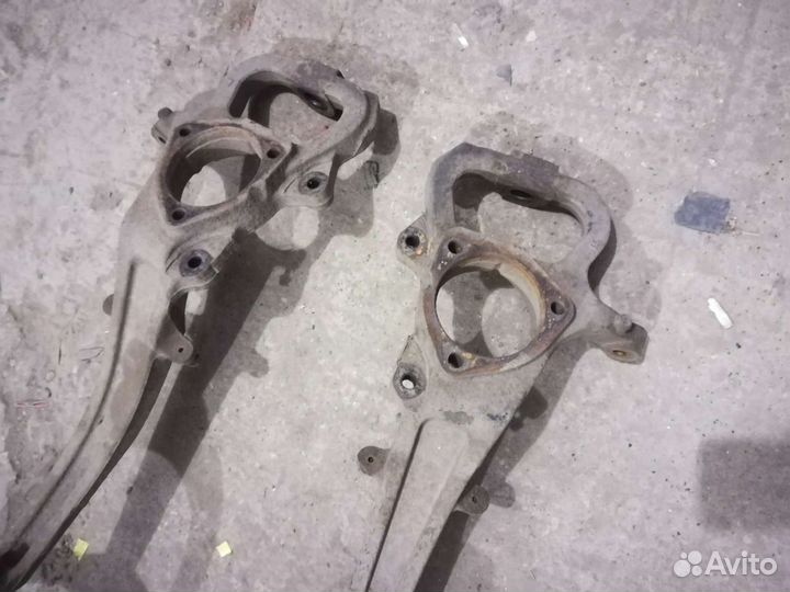 Кулак поворотный передний Cadillac SRX 03-09