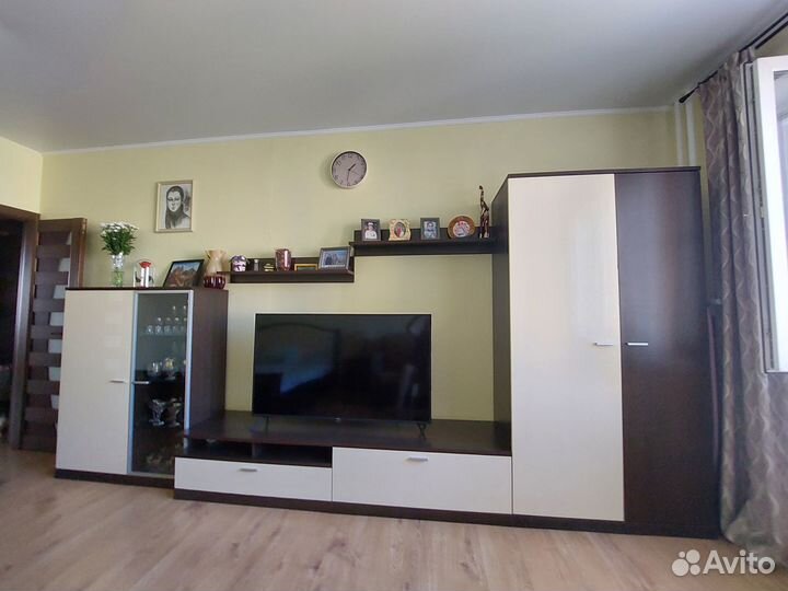 Продам стенку гостиную и журнальный столик бу