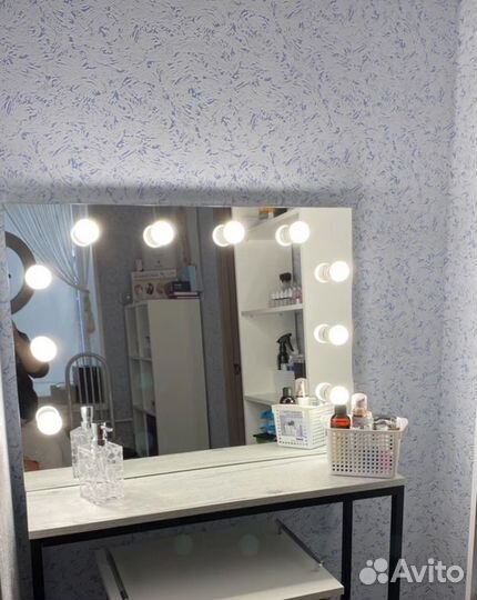 Гримерное зеркало с лампочками