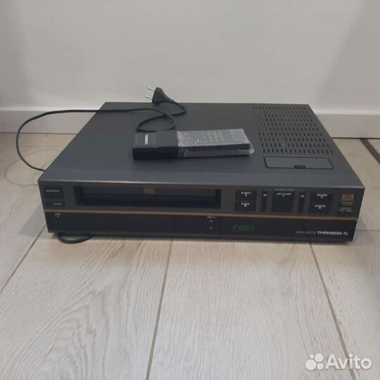 Видеомагнитофон с пультом thomson