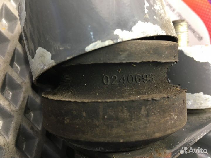 0240693 Демпфер радиатора в сборе с кронштейнами