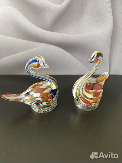 Лебедь и гуси из цветного стекла