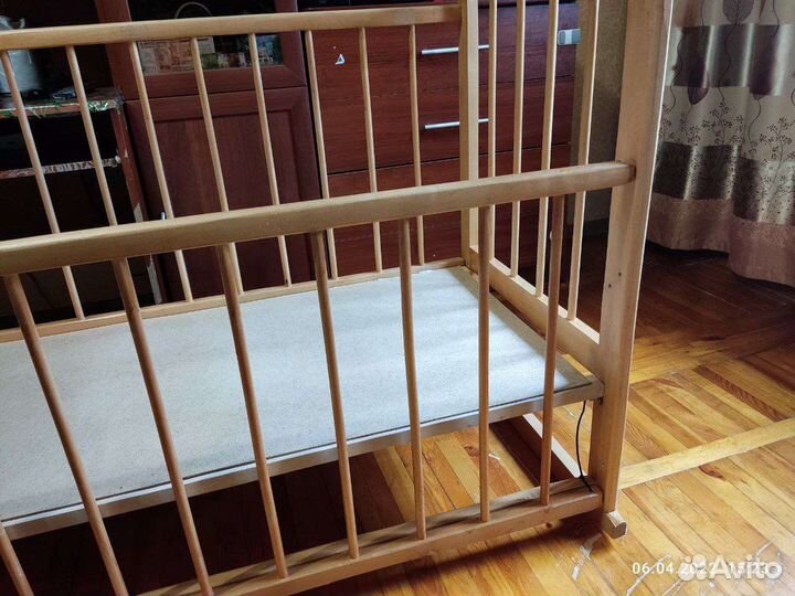 Детская кроватка с маятником