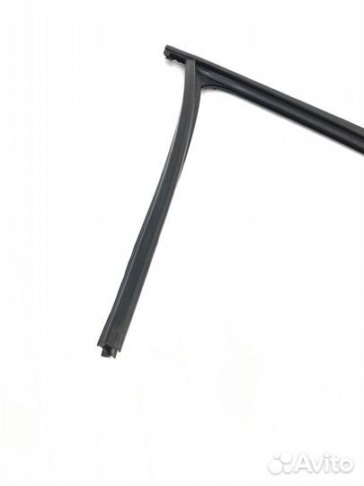 Уплотнитель стекла двери передний правый Bmw