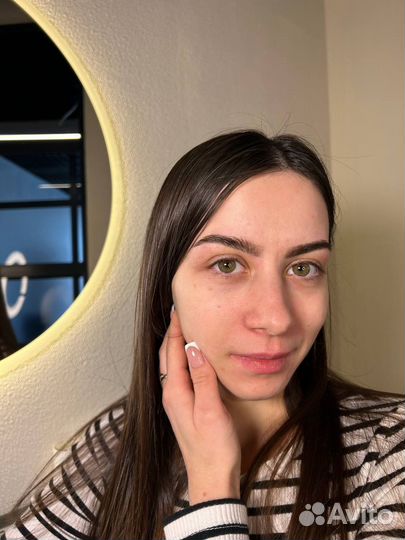 Модель на брови