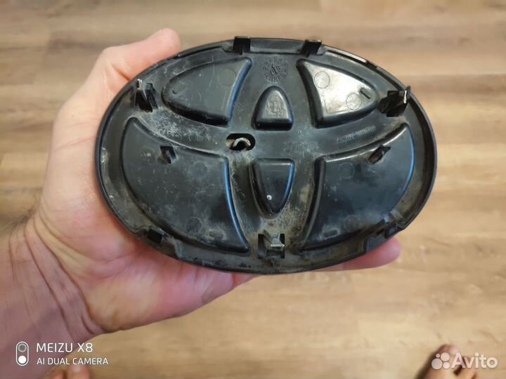 Шильдик Toyota Avensis 2008