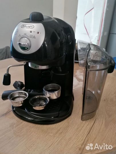 DeLonghi рожковая кофеварка EC201CD.B