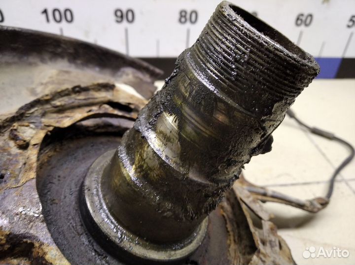 Кулак поворотный передний левый Land Cruiser (100)