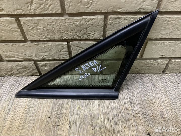 Seat Altea Стекло кузовное глухое левое