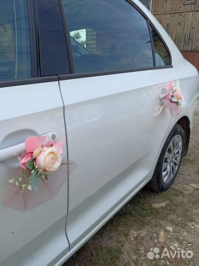 Украшение для автомобиля в розовом цвете