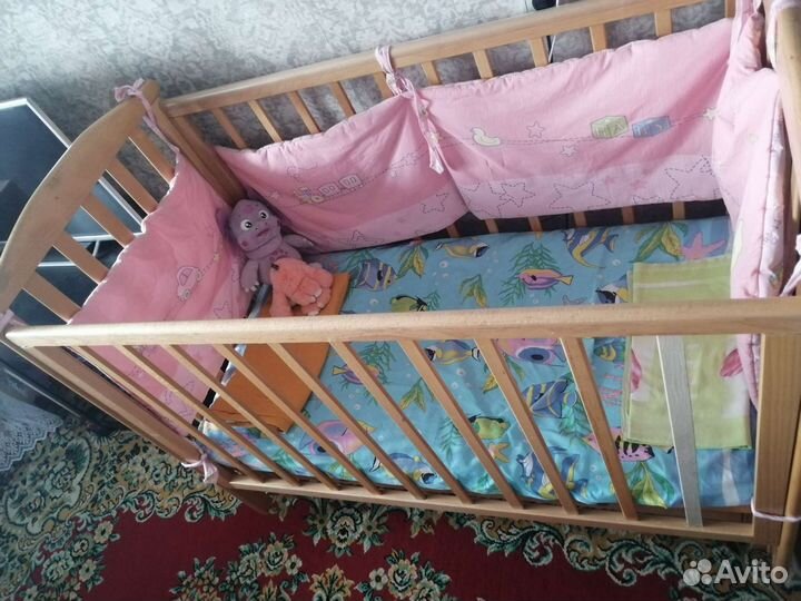Детская кроватка с маятником