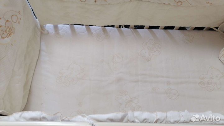 Детская кроватка с маятником и комодом