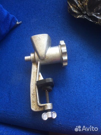 Продам не работающий овелог и мясорубку