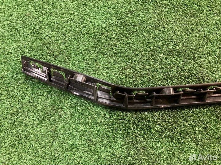 Крепление бампера заднее правое Mercedes-Benz