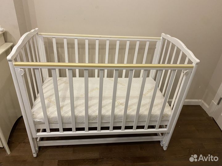 Детская кровать с маятником белая