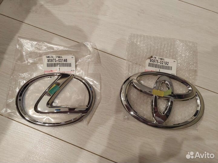 Эмблема Toyota Lexus