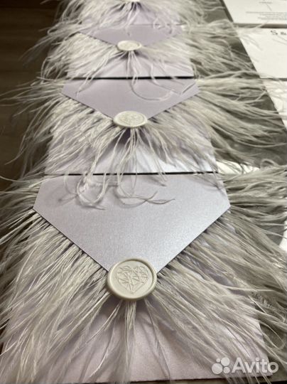 Пригласительные с перьями