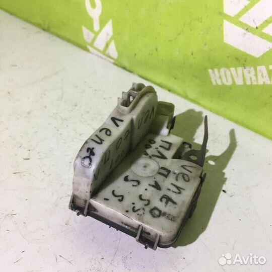 Замок двери передней левой Фольксваген Гольф 3 В