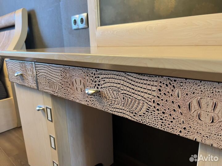 Тоюмо с зеркалом / Трильяж/туалетный стол