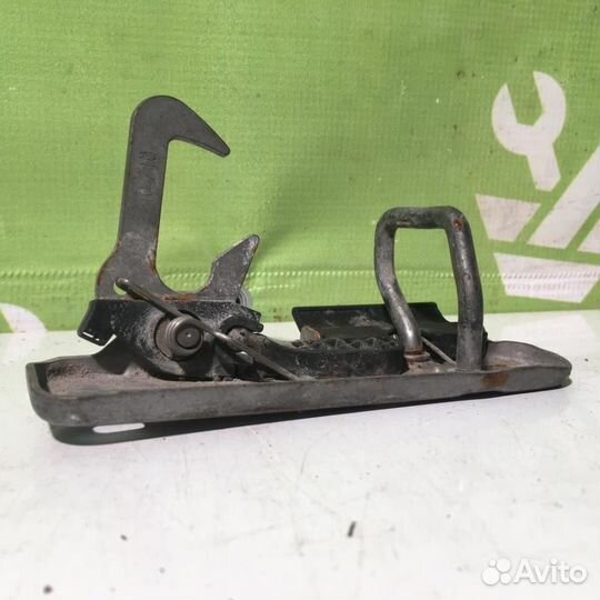 Крючок капота Фольксваген Гольф 6