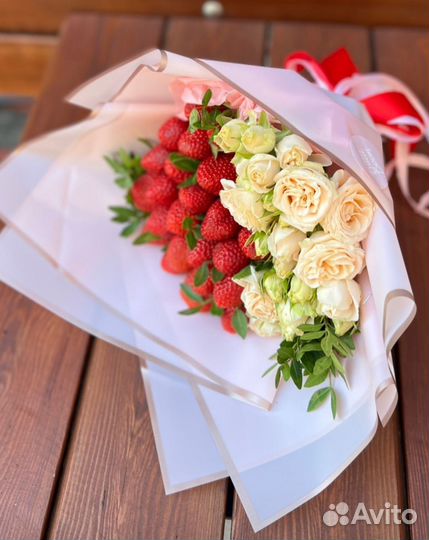 Букет с клубникой и цветами, клубника в шоколаде