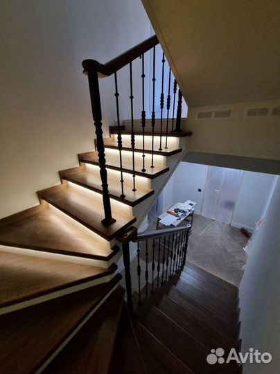 Лестница с деревянными ограждениями