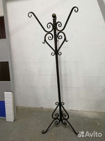 Кованая напольная вешалка
