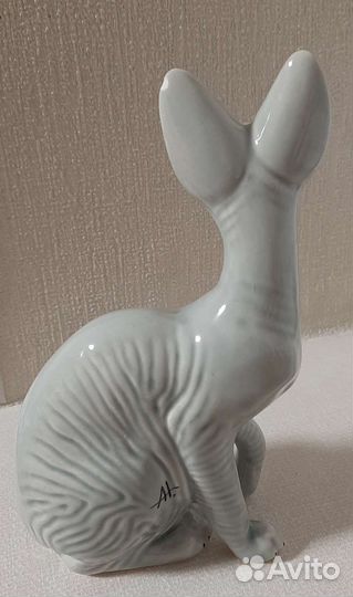 Кошка статуэтка. Фарфор