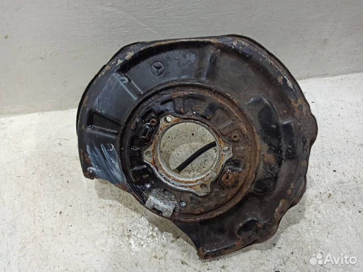 Кулак задний левый A2113508308