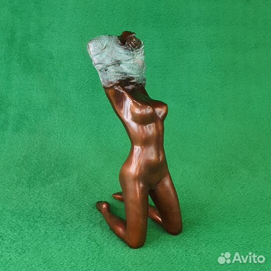 Статуэтка бронзовая Девушка на коленях раздевается