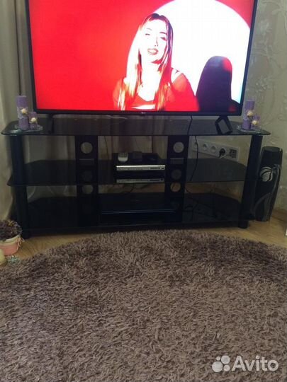 Стеклянная тумба под тв