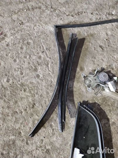 Комплектующие задней правой двери L200