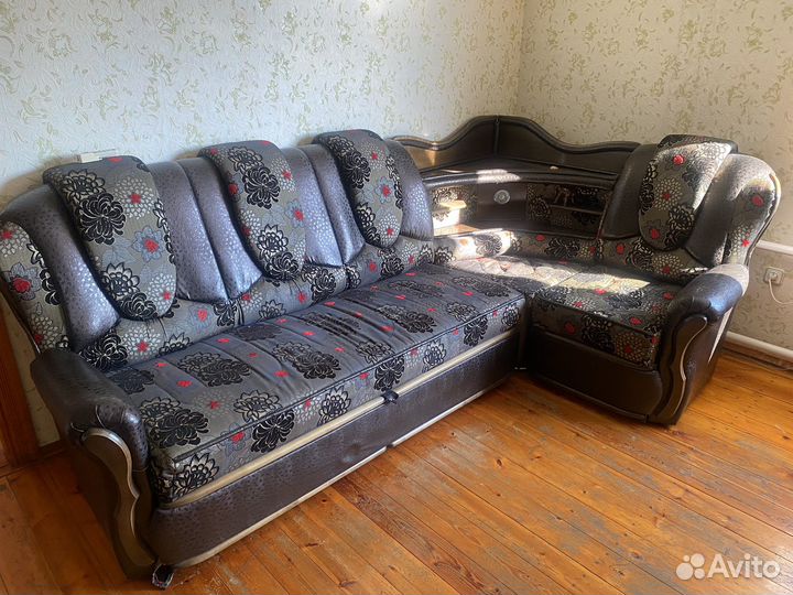 Угловой диван с двумя креслами