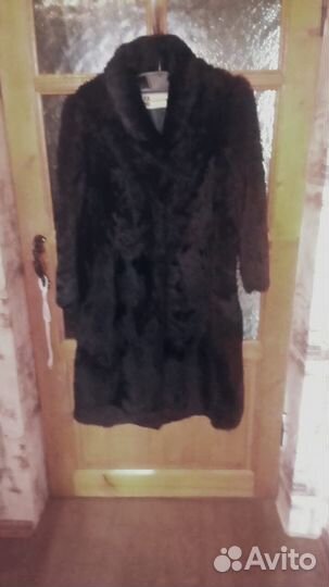 Шуба из меха ламы черного цвета