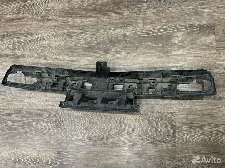 Кронштейн решетки радиатора Lexus LX570 2015
