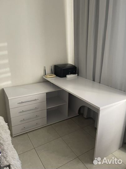 Компьютерный / письменный стол hoff