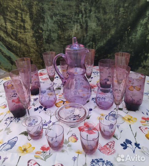 Кувшин с бокалами и рюмками из марганцевого стекла