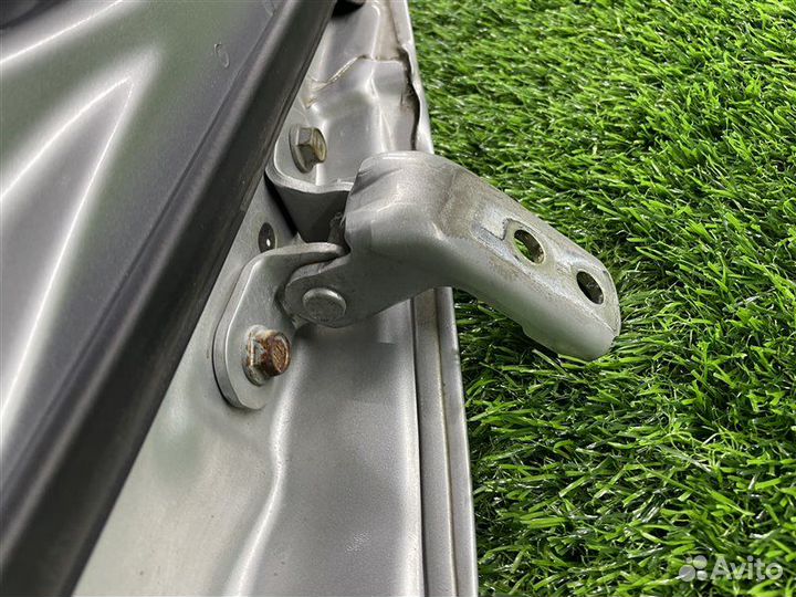 Петли двери передние левые Toyota Aqua NHP10