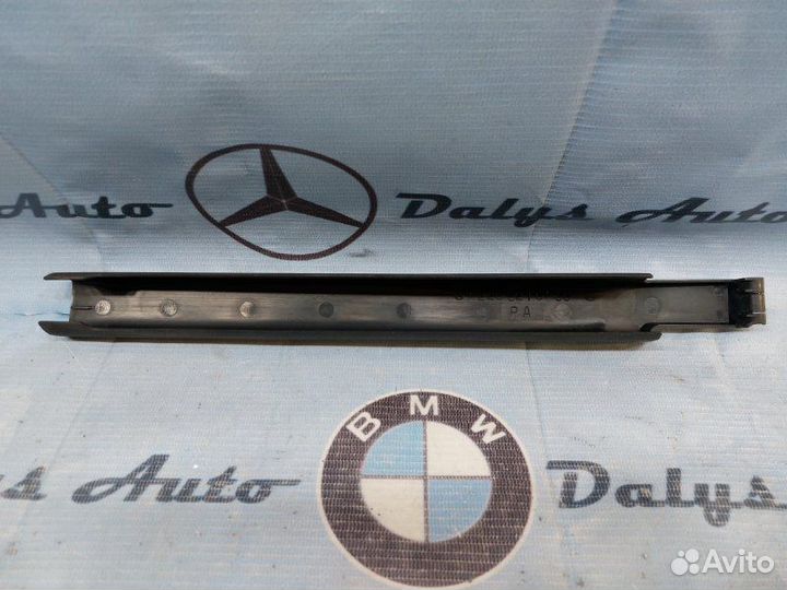 Накладка петли багажника правая Mercedes-Benz