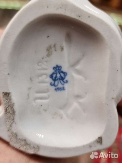 Статуэтка птица на дереве