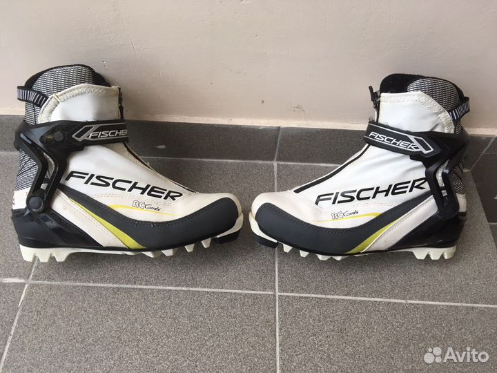 Лыжи беговые, ботинки, коньки, клюшка, палки