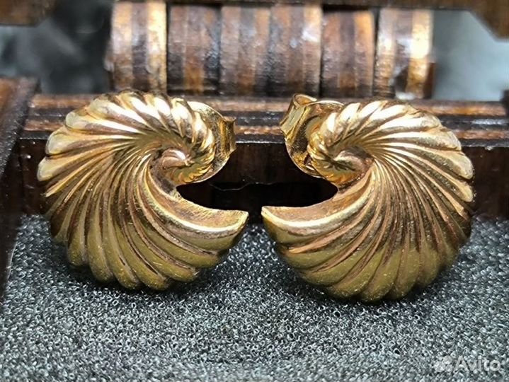 Золотые серьги 585 пробы массой 4.2 грамма