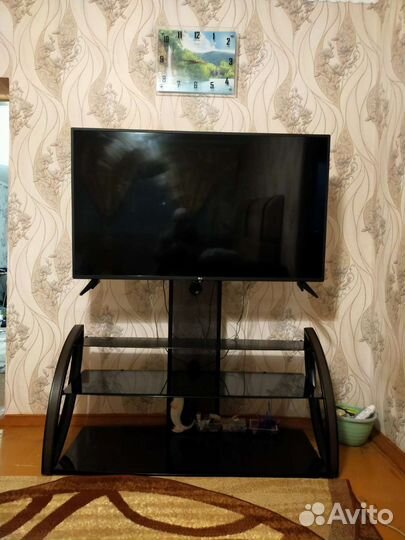 Стеклянная тумба под тв