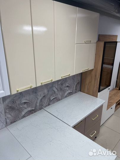 Кухня глянцевая угловая