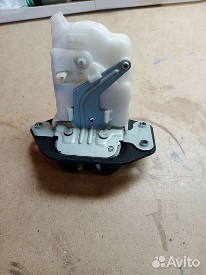 Замок на заднюю дверь от Ниссан Серена