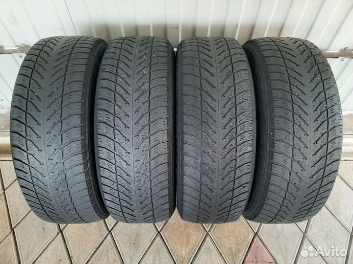 Goodyear UltraGrip 215/65 R16 98T