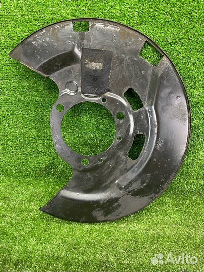 Тормозной щиток передний левый Opel Astra J GTC