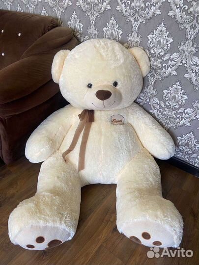 Большой плюшевый медведь